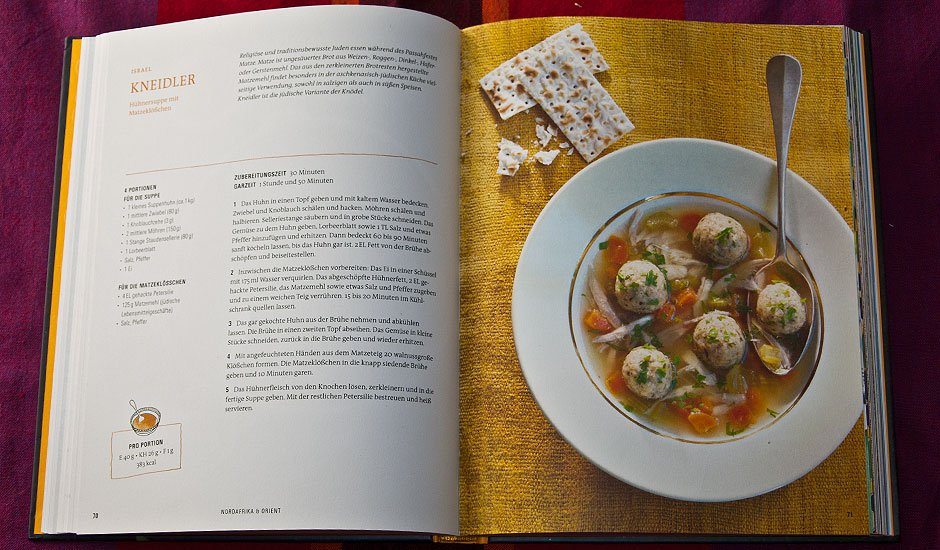 Buch-Review: Suppen - Rezepte aus aller Welt von Ulrike Skadow, erschienen bei  Stiftung Warentest. Rezeptseiten für Kneidler: Israelische Hühnersuppe mit Matzeklößchen.